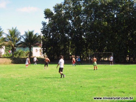 Vista do gol do campo de futebol